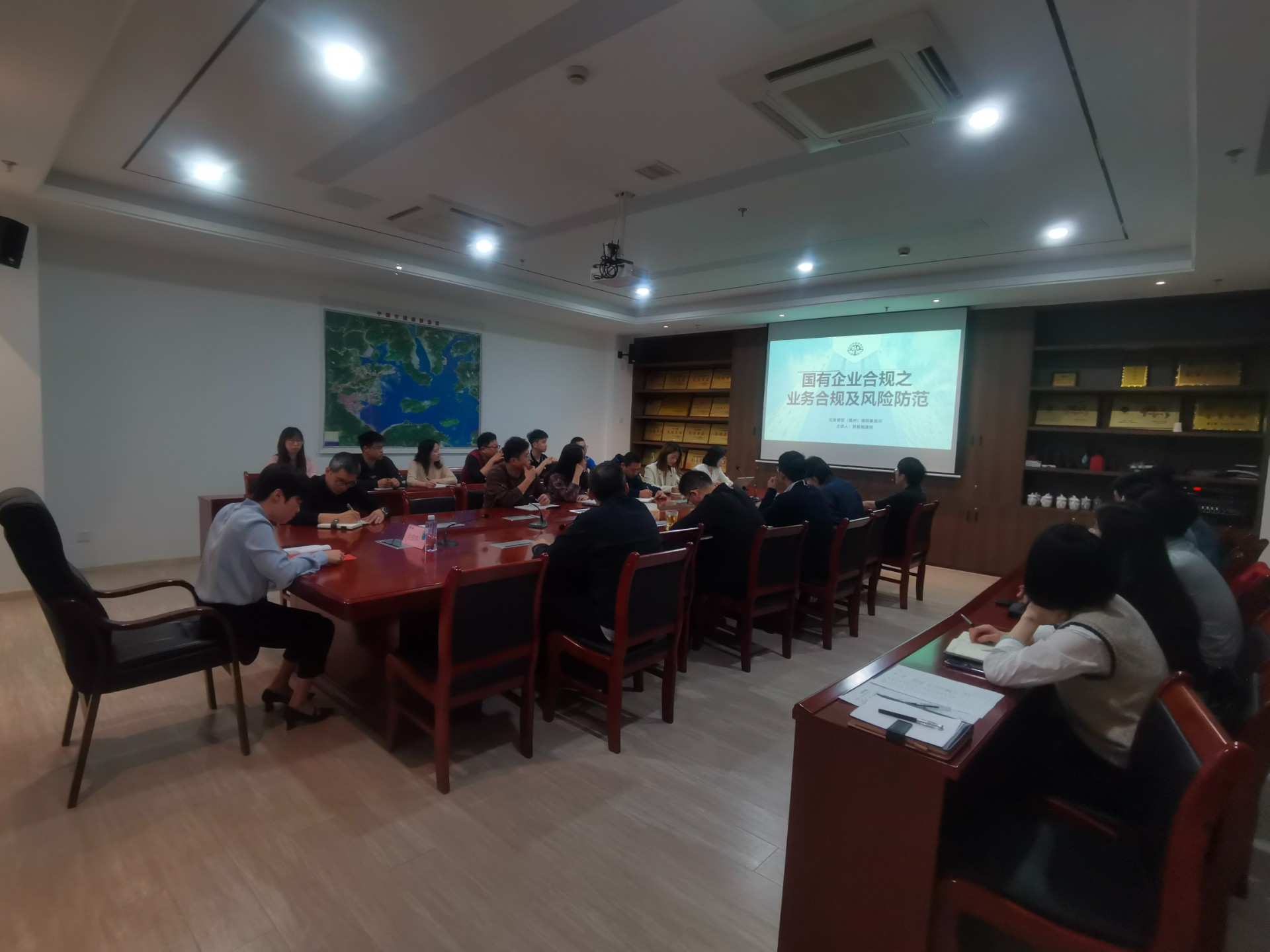 合規(guī)講堂第一課——市交投物流集團(tuán)開展國企業(yè)務(wù)合規(guī)及風(fēng)險(xiǎn)防范培訓(xùn)，劉招蕊拍攝.jpg